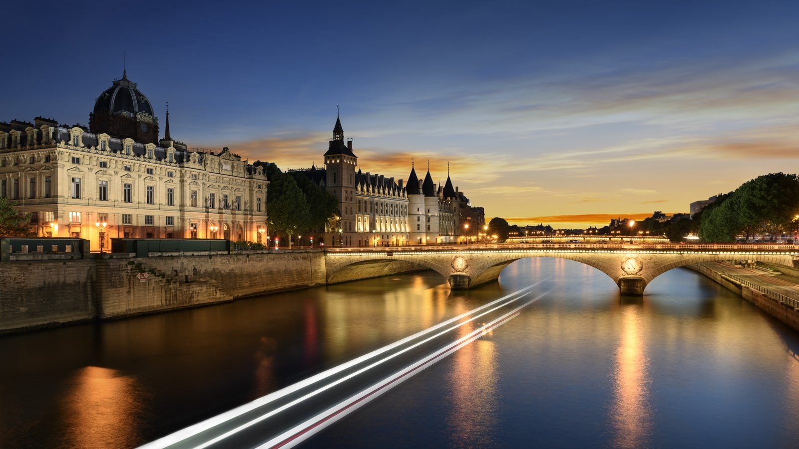 24984238_boat-tour-on-seine-river-in-paris-with-sunset-paris-france-1.jpg